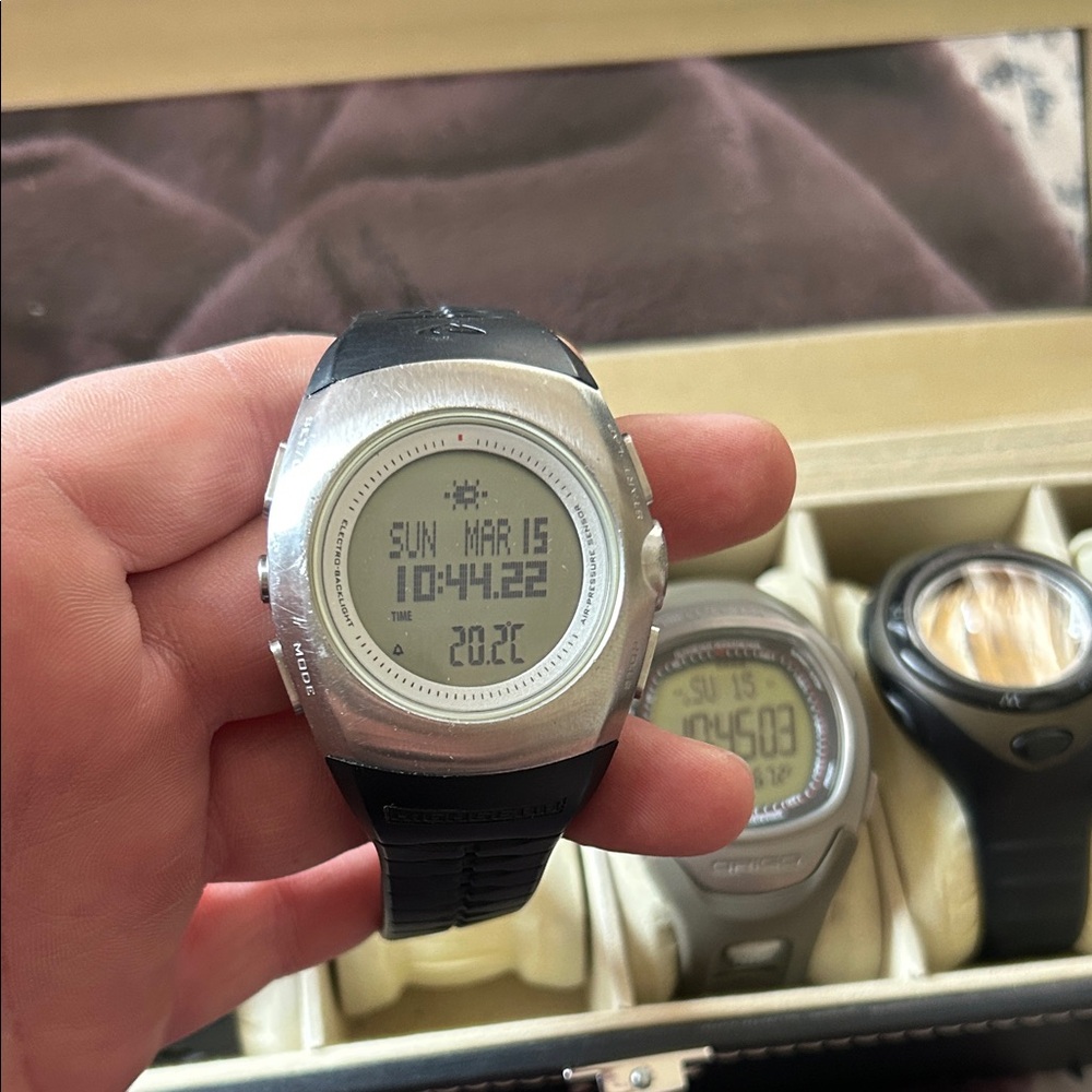 Highgear altis  Sports Watch with Black Strap, Alti, Baro compass works good
